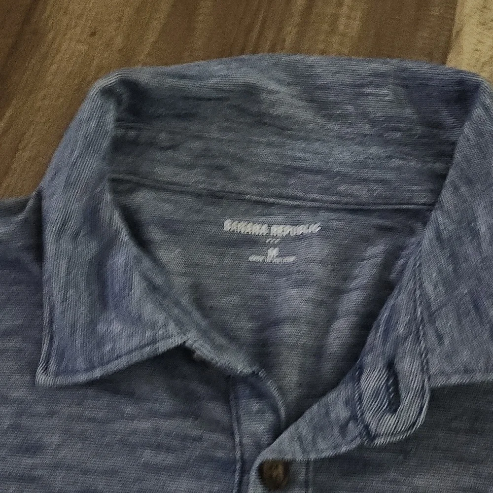 Banana Republic Henley Size Medium Blue Color